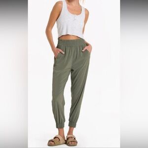 Vuori olive Villa joggers | size m